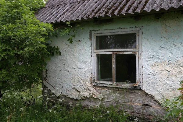 Det gamle ødelagte og forlatte huset på landet – stockfoto