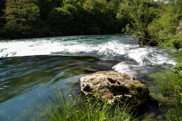Paisagem de Verão. Rio Dobra na Croácia, Cachoeira . — Fotografia de Stock