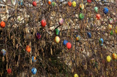 Şehirde bir çeşme üzerinde Paskalya yumurtası