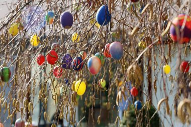 Şehirde bir çeşme üzerinde Paskalya yumurtası