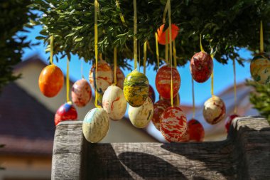 Şehirde bir çeşme üzerinde Paskalya yumurtası