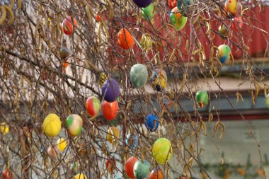 Şehirde bir çeşme üzerinde Paskalya yumurtası