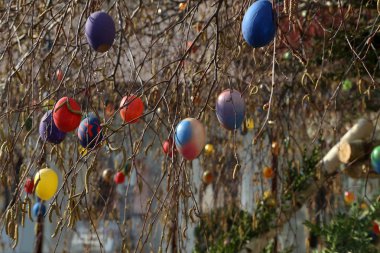 Şehirde bir çeşme üzerinde Paskalya yumurtası