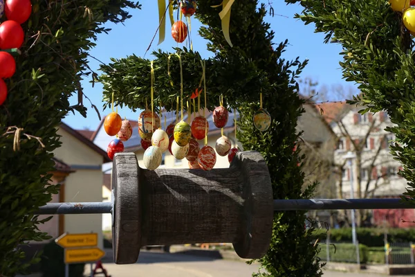 Huevos de Pascua en una fuente de la ciudad — Foto de Stock