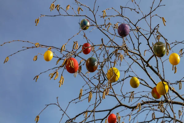 Ovos de Páscoa em uma fonte na cidade — Fotografia de Stock