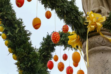 Şehirde bir çeşme üzerinde Paskalya yumurtası