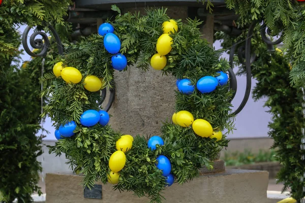 Пасхальные яйца на фонтане в городе — стоковое фото