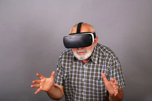 Hombre con gafas de realidad virtual. Captura de estudio . — Foto de Stock