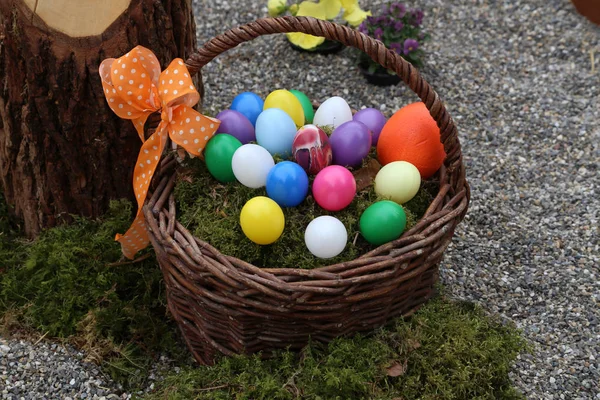 Œufs de Pâques colorés dans un panier ligues — Photo