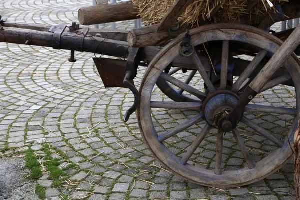 Vieux chariot. Roues d'un vieux chariot en bois — Photo