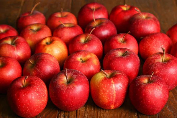 Hermosas manzanas rojas están en la mesa — Foto de Stock