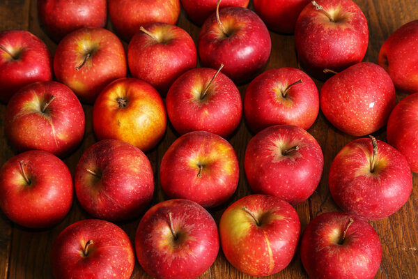 Красивые красные яблоки на столе

