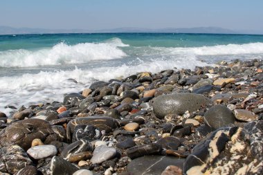 Kos adasında Ege Denizi 'nin çakıl plajları