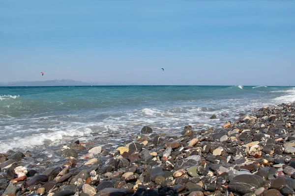 Kos adasında Ege Denizi 'nin çakıl plajları — Stok fotoğraf