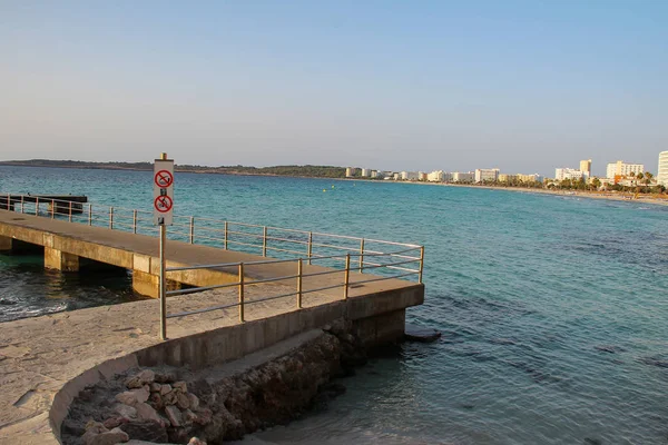 Laut Mediterania, Spanyol Pulau Mallorca, tepi laut resor Cala Millor — Stok Foto