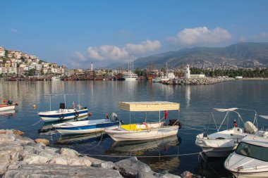Bir sürü tekne ile Alanya limanının panoramik manzarası