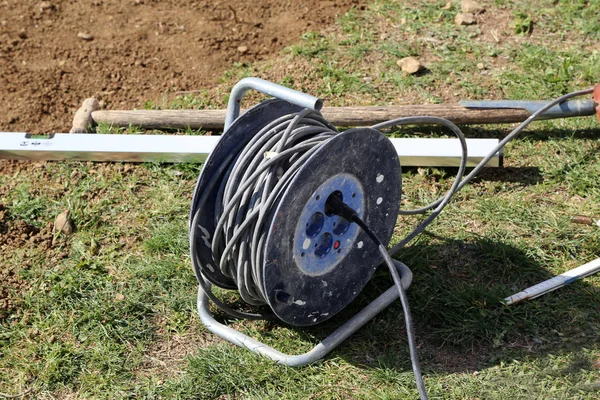 Carrete de cable de extensión de energía eléctrica en el sitio de reparación — Foto de Stock