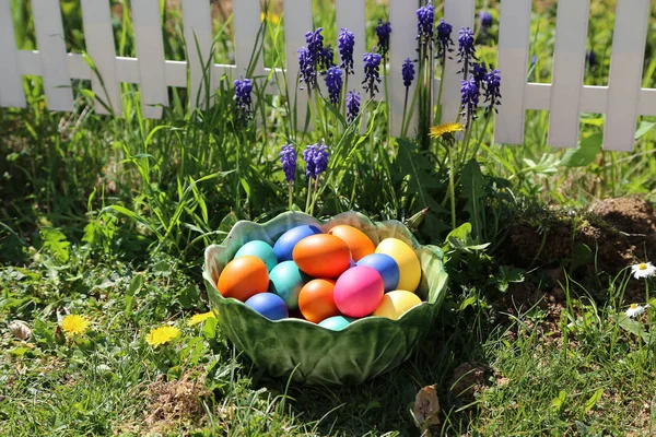 Tradições da Páscoa. Composições com ovos de Páscoa pintados — Fotografia de Stock