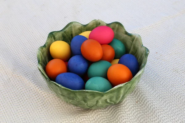 Пасхальные традиции. Произведения с окрашенными пасхальными яйцами — стоковое фото