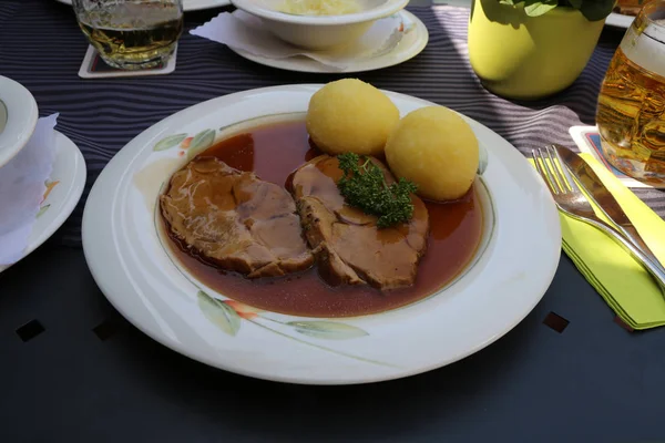 Lunch-pieczona wieprzowina z knedlikami i kapusta kiszona — Zdjęcie stockowe