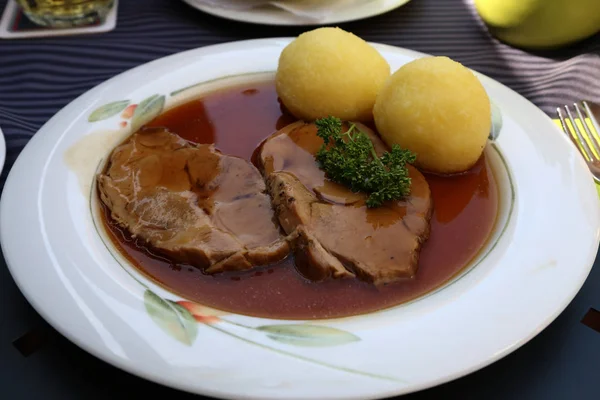 Lunch-pieczona wieprzowina z knedlikami i kapusta kiszona — Zdjęcie stockowe