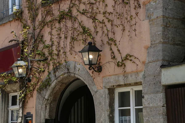 Stare lampy uliczne oświetlają drogę przechodniom — Zdjęcie stockowe