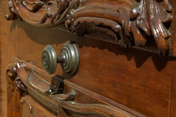 Botão de metal no belo portão de madeira — Fotografia de Stock
