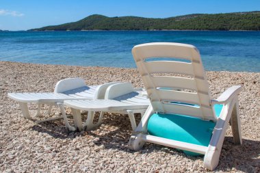 Beyaz yataklar Pebble Sahili 'nde duruyor.