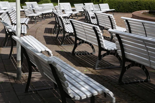 Banquettes blanches sur la scène de concert au Parc — Photo