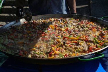 Pirinç, sebze ve et bir tabak