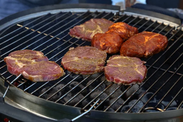 Et ve sosis ızgarada kızartılır. — Stok fotoğraf