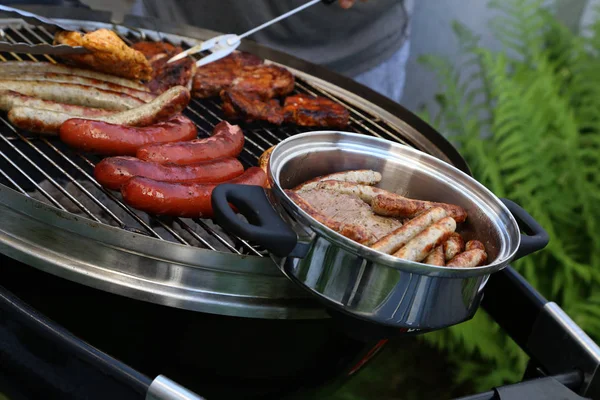 Mięso i kiełbaski są smażone na grillu — Zdjęcie stockowe