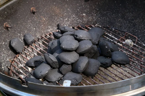 Allumage de feu pour cuisiner sur un gril — Photo