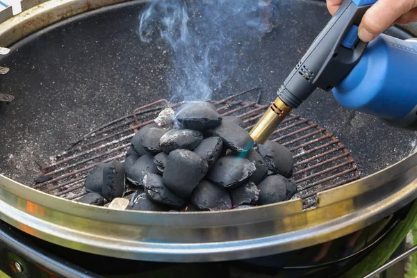 Encender el fuego para cocinar en una parrilla —  Fotos de Stock