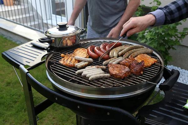 Mięso i kiełbaski są smażone na grillu — Zdjęcie stockowe