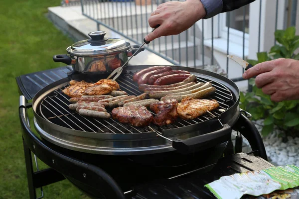 Mięso i kiełbaski są smażone na grillu — Zdjęcie stockowe