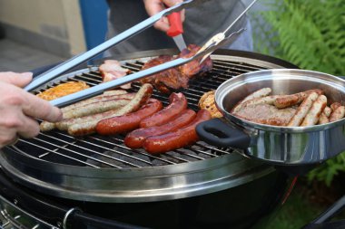 Et ve sosis ızgarada kızartılır.