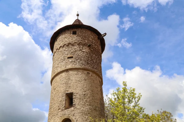Старая средневековая башня против голубого неба — стоковое фото