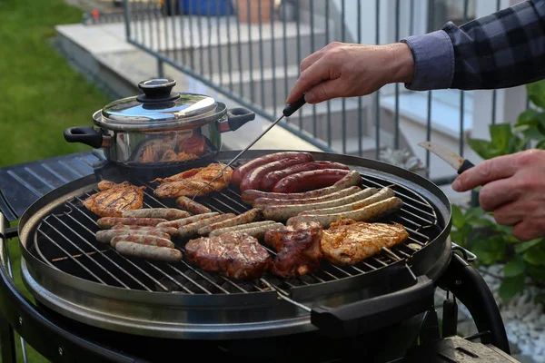 Mięso i kiełbaski są smażone na grillu — Zdjęcie stockowe