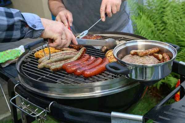 Mięso i kiełbaski są smażone na grillu — Zdjęcie stockowe