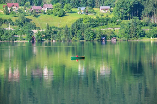 Lindo lago de montanha nos Alpes Austríacos — Fotografia de Stock