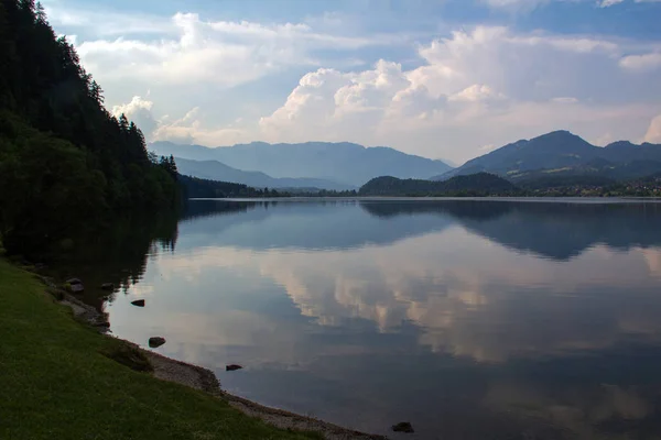 Beau lac de montagne dans les Alpes autrichiennes — Photo