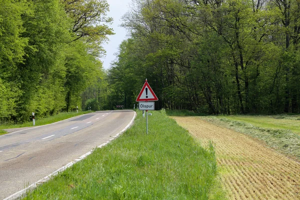 Waarschuwing verkeersbord aan de rand van de weg — Stockfoto