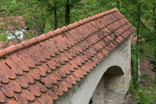 Червона плоска плитка на старих кам'яних воротах — стокове фото