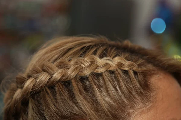 Retrato de hermosa joven rubia mujer con trenza corona peinado . — Foto de Stock