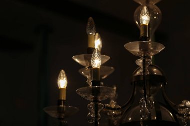 Karanlık bir arka plan üzerinde güzel elektrikli avize