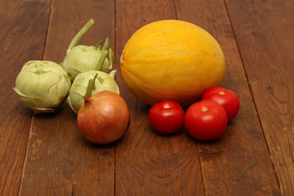 Légumes mûrs reposent sur une table en bois — Photo