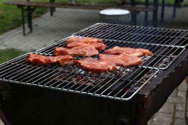 Et ve sosis gril üzerinde kızartılır