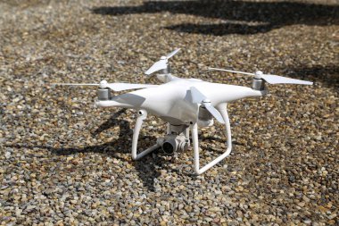 Quadcopter yerde duruyor ve başlamaya hazır