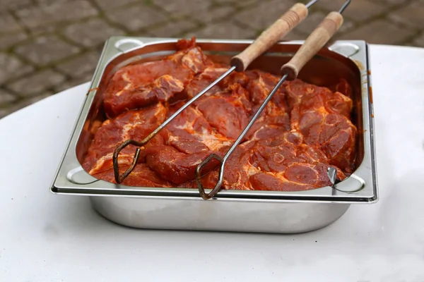 Mięso i kiełbaski są smażone na gril — Zdjęcie stockowe